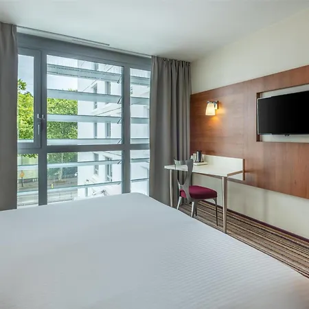 Spark By Hilton Ouest ホテル