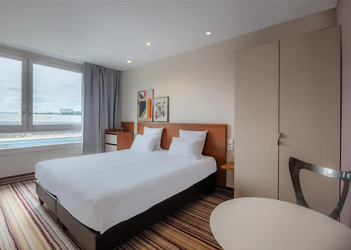 מלון Spark By Hilton Ouest 3*