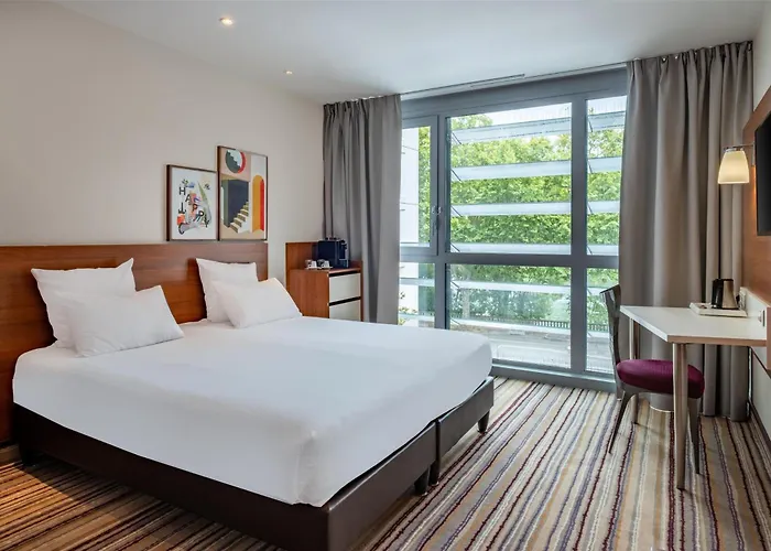 מלון Spark By Hilton Ouest 3*